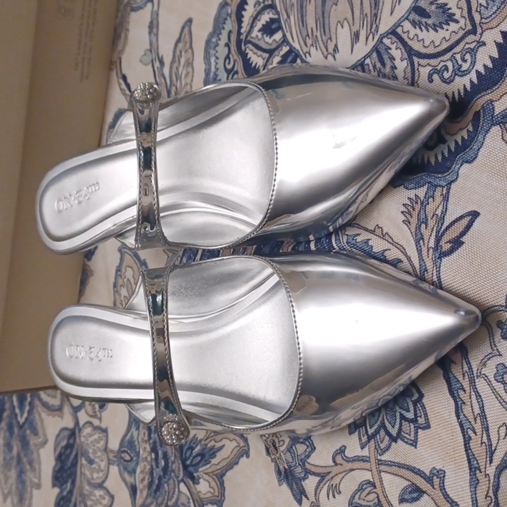 New ON-34th Bennett Mary Jane Women's Silver Heels Mules SZ 9.5